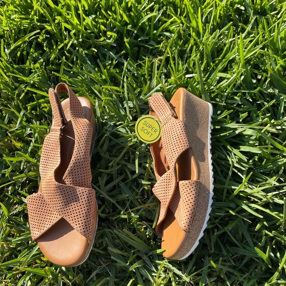 Paul Green Hollie Slingback Wedge
Sandals Tan Perforated Nubuck US Size 7 - Picture 1 of 16